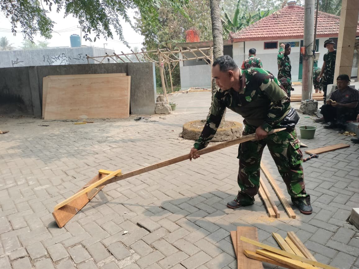 Kolaborasi Anggota Satgas TMMD ke-130 Ciptakan Solusi Pembangunan di Sumur Bandung