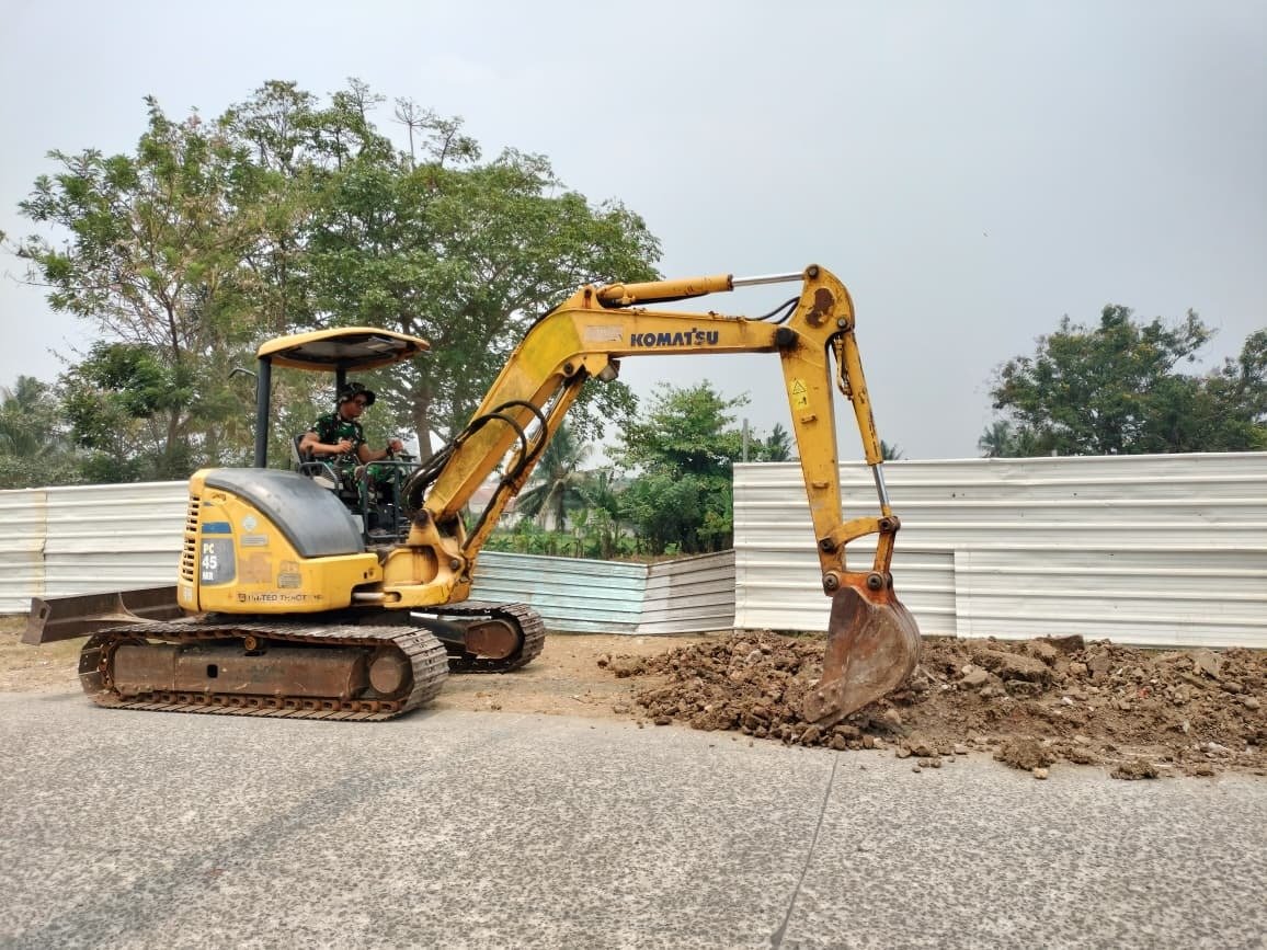 Satgas TMMD ke-130 ini lakukan penggalian awal untuk pembangunan desa