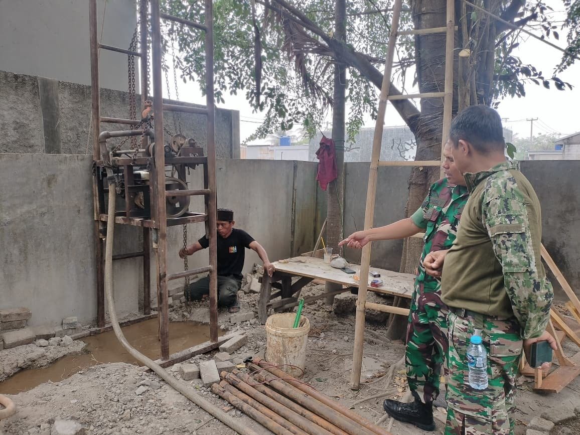 Pembangunan Sumur SAB oleh TNI Manunggal di Desa Sumur Bandung untuk Warga