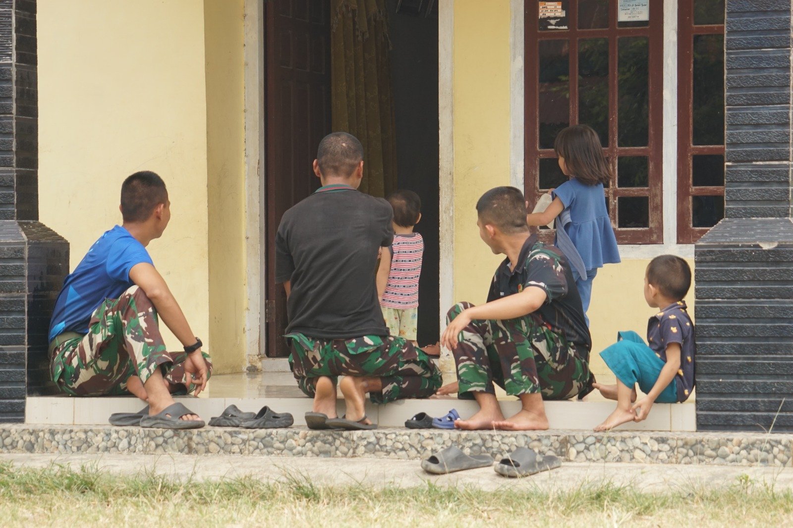 Anak-anak Kandang Limun Sambut Kehangatan Satgas TMMD dengan Ceria