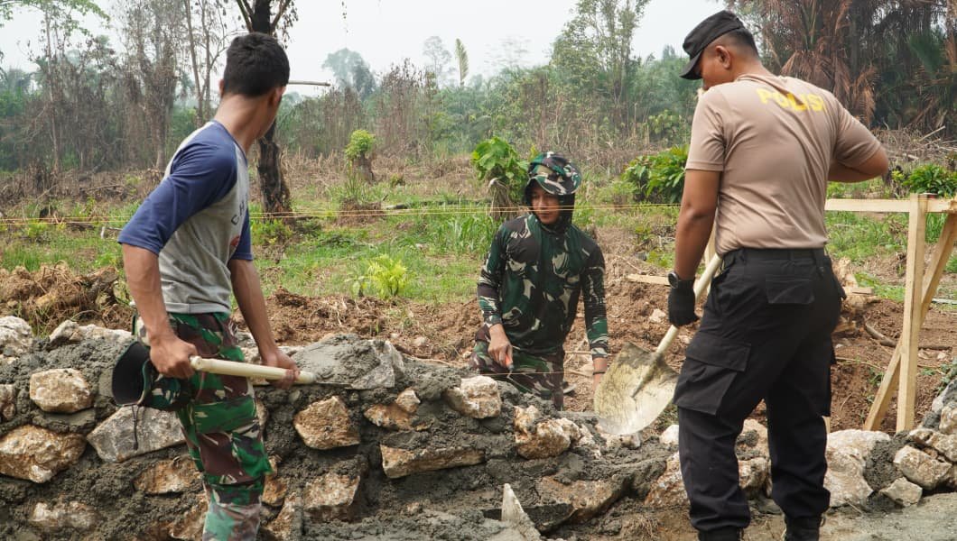 TNI dan Polri Bekerjasama dalam TMMD ke-130 untuk Masyarakat Luwu Timur