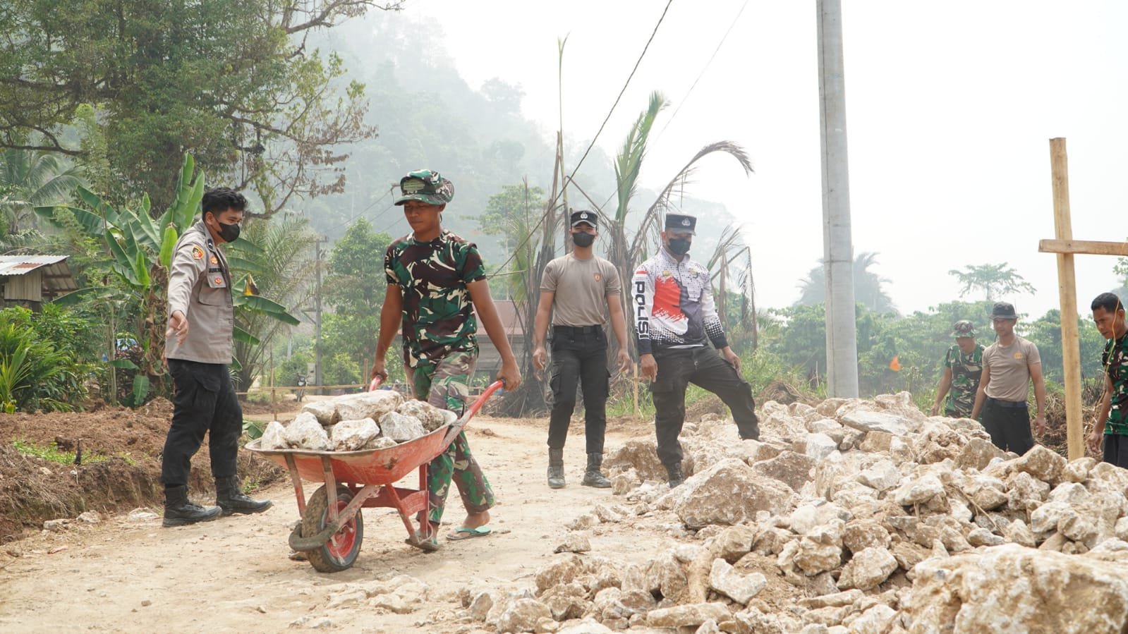 Sinergi TNI, Polri, dan Komunitas dalam TMMD Ke-130 di Luwu Timur