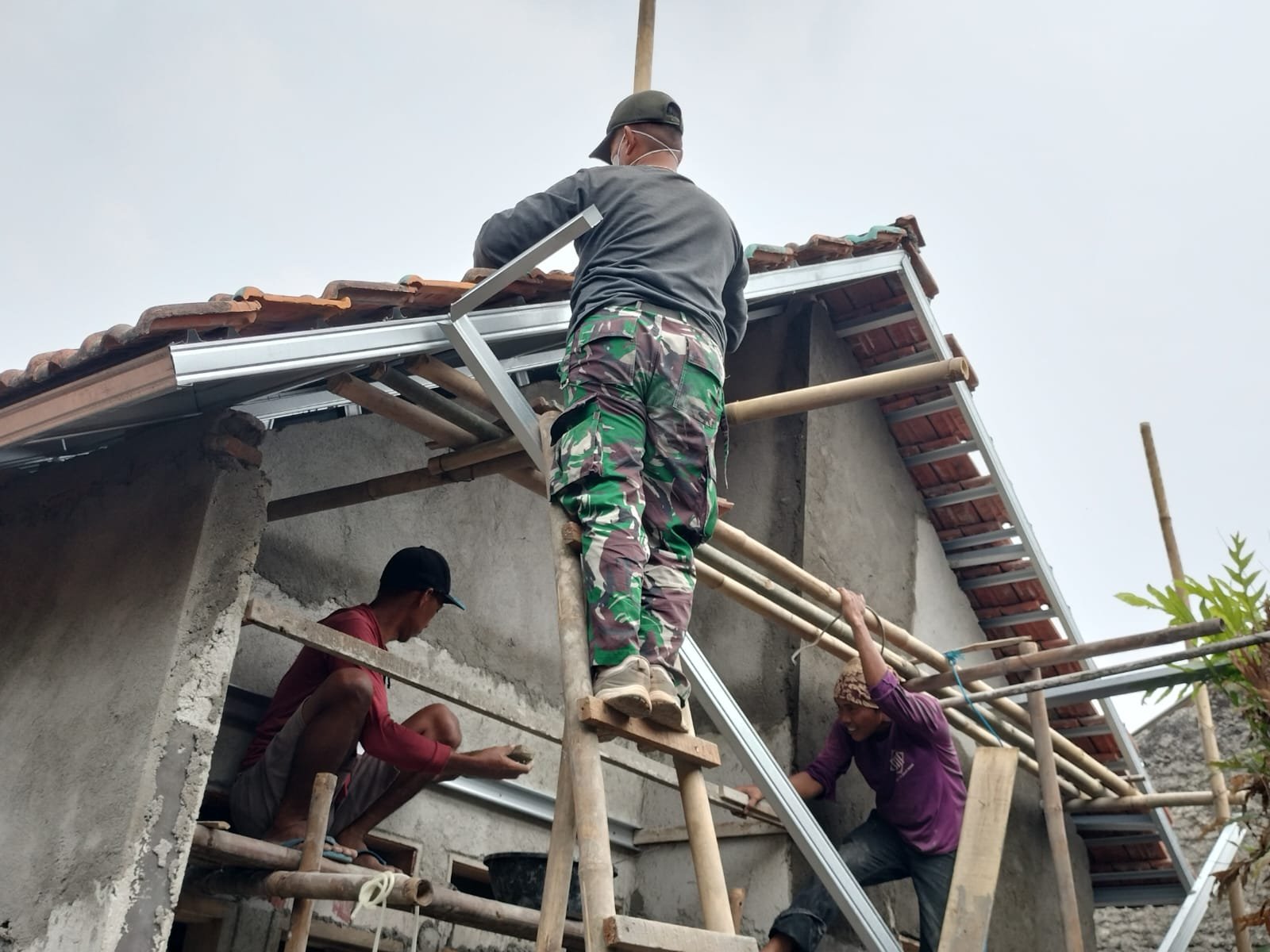 TNI Laksanakan Renovasi Rumah M. Syafi’i untuk Meningkatkan Kesejahteraan Sosial