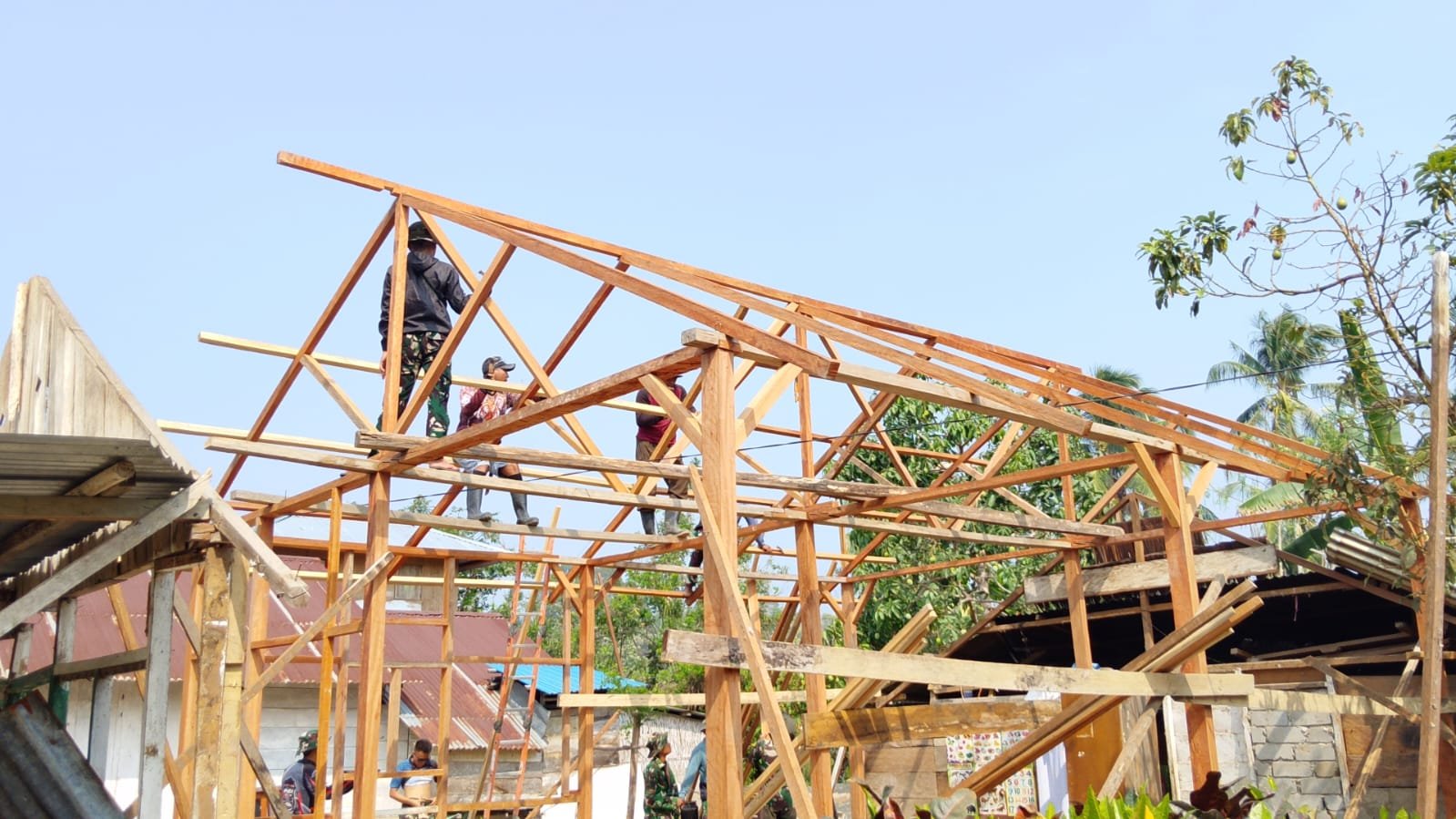 Inisiasi Pembangunan RTLH: Rangka Atap Rumah Arianto Atan Siap Dipasang