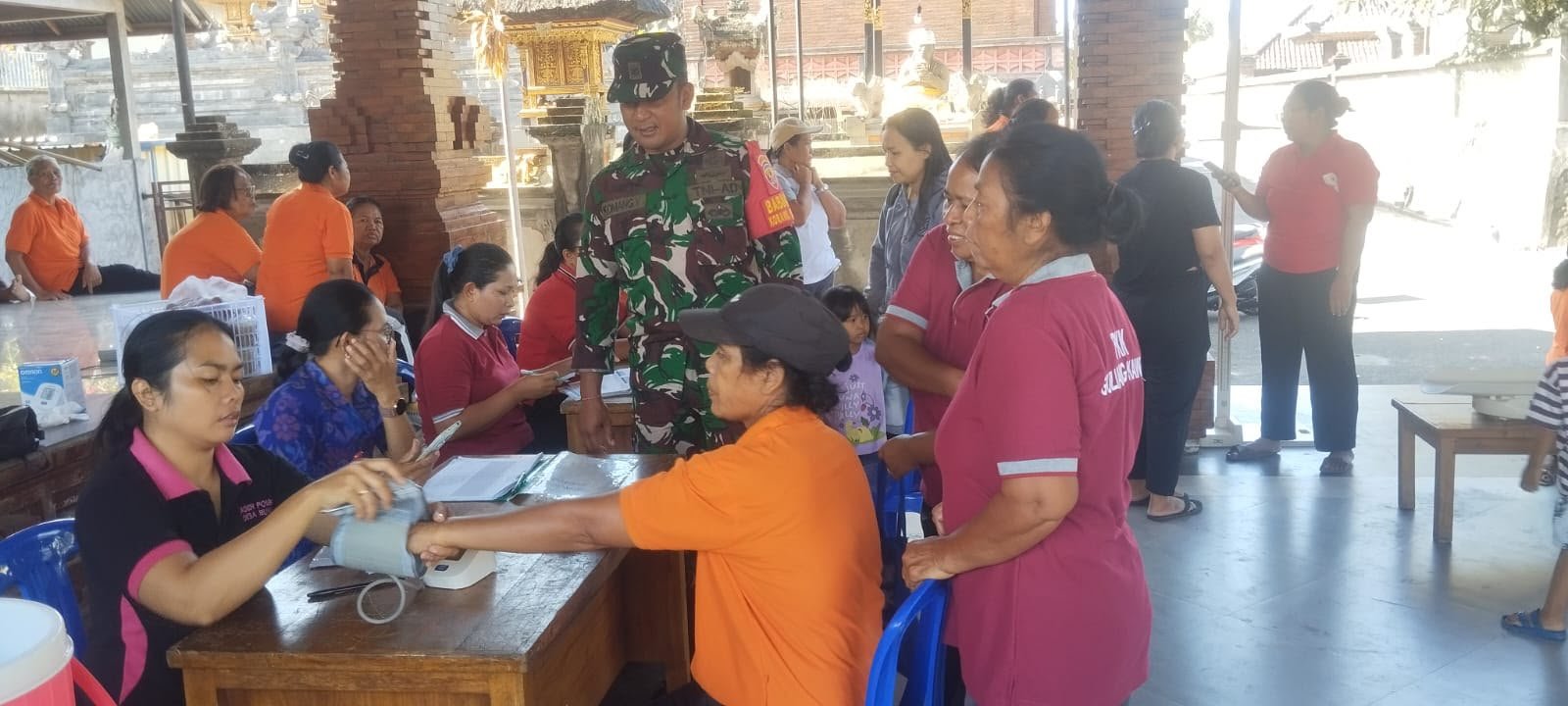 Sinergi TNI dan Puskesmas Bunutin Gelar Posyandu untuk Peningkatan Kesehatan Anak dan Lansia