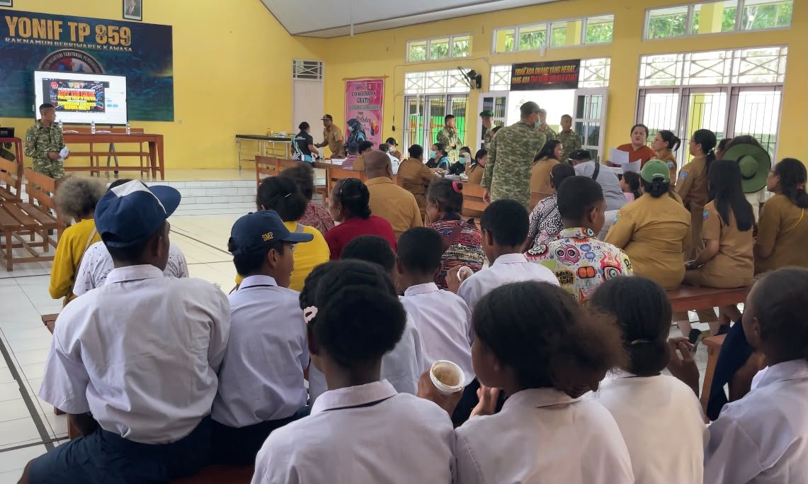 HUT TNI ke-81: Kegiatan Sosial oleh Yonif TP 859/RBK di Supiori