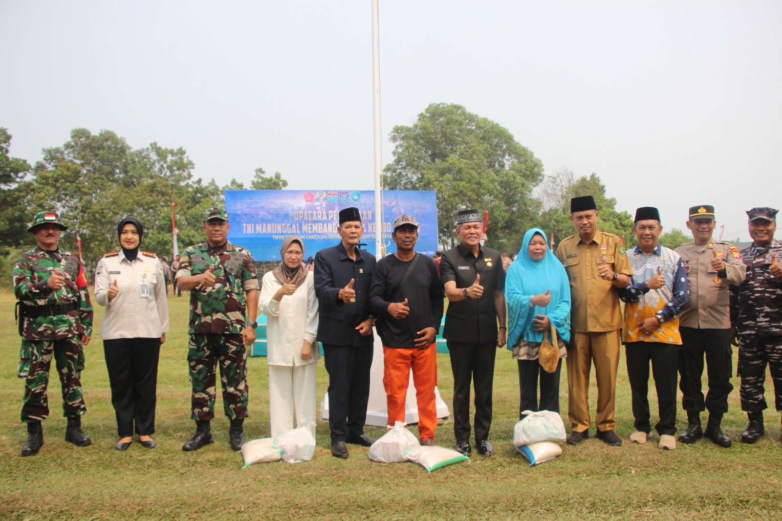 Momen Bersejarah TMMD ke-130, Warga Kandang Limun Terima Sembako Spesial
