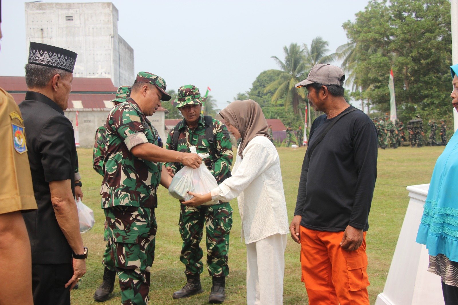 TNI Manunggal Membangun Desa: Bantu Warga Kandang Limun dengan Aksi Sosial