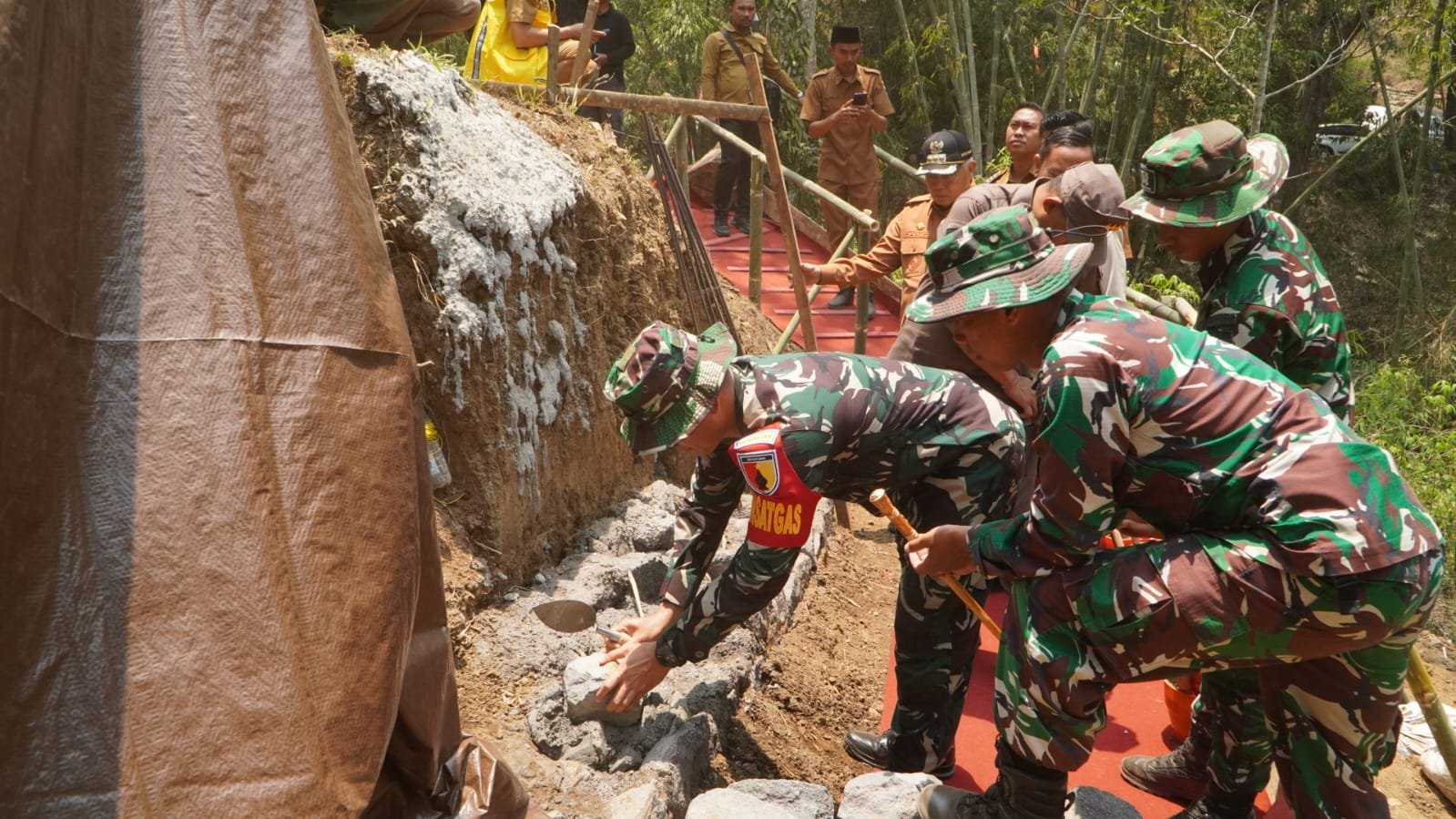 Proyek Dinding Penahan Tanah Resmi Dimulai di Desa Taji oleh Bupati Malang